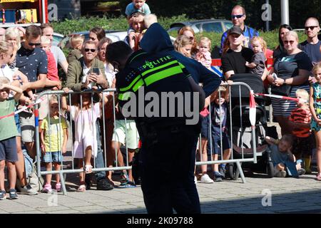 Manifestation d'une arrestation avec de fausses armes par la police à 112 jours à Nieuwerkerk aan den IJssel aux pays-Bas Banque D'Images