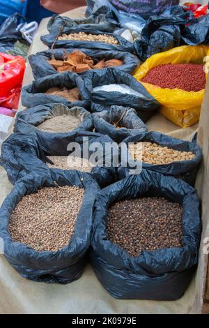 Haricots, noix, labyrinthe, grain à vendre sur le marché d'Otavalo dans les hautes terres andines au nord de Quito en Équateur. Banque D'Images