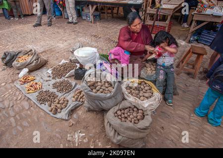 Pommes de terre à vendre sur le marché d'Otavalo dans les hautes terres andines au nord de Quito en Équateur. Banque D'Images