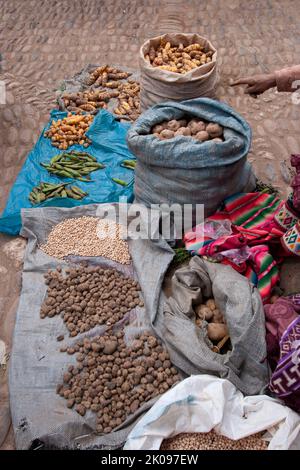 Pommes de terre à vendre sur le marché d'Otavalo dans les hautes terres andines au nord de Quito en Équateur. Banque D'Images