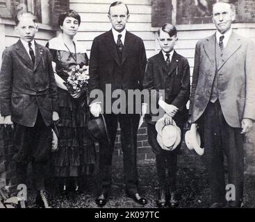 Calvin Coolidge avec sa famille. Calvin Coolidge (né John Calvin Coolidge Jr.; 4 juillet 1872 - 5 janvier 1933) était un avocat et homme politique américain qui a été le président des États-Unis en 30th de 1923 à 1929. Avocat républicain de la Nouvelle-Angleterre, né dans le Vermont, Coolidge a fait son chemin vers le haut de l'échelle de la politique de l'État du Massachusetts, pour finalement devenir gouverneur du Massachusetts. Banque D'Images