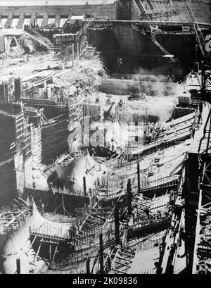 Bâtiment du barrage de fort Loudoun, photographie en noir et blanc. Le barrage de fort Loudoun est un barrage hydroélectrique sur la rivière Tennessee, dans le comté de Loudon, dans le sud-est des États-Unis. Le barrage est exploité par la Tennessee Valley Authority (TVA), qui a construit le barrage au début de 1940s. C'est le plus haut des neuf barrages TVA sur la rivière Tennessee. Banque D'Images