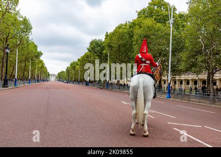 2022/09/10. The Mall, Londres, Royaume-Uni. Charles III proclame Roi alors que le pays pleure la reine Elizabeth II, décédée le 8 septembre. Les adeptes du shopping et les coursiers se rassemblent dans le centre commercial pendant qu'une cérémonie se déroule au Palais de Saint-Jame pour proclamer le nouveau monarque. Banque D'Images