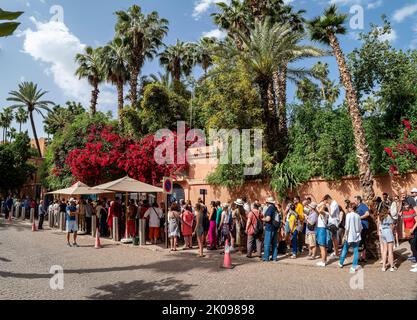 Le jardin Majorelle, Marrakech, Maroc - 29 avril 2019 : personnes se tenant en ligne pour entrer dans le jardin Majorelle Banque D'Images