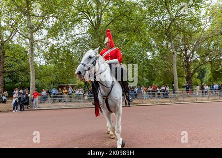 2022/09/10. The Mall, Londres, Royaume-Uni. Charles III proclame Roi alors que le pays pleure la reine Elizabeth II, décédée le 8 septembre. Les adeptes du shopping et les coursiers se rassemblent dans le centre commercial pendant qu'une cérémonie se déroule au Palais de Saint-Jame pour proclamer le nouveau monarque. Banque D'Images