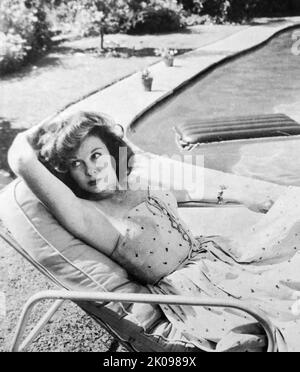 Susan Hayward (née Edythe Marrenner; 30 juin 1917 - 14 mars 1975) était une actrice et mannequin américaine. Elle était surtout connue pour ses représentations cinématographiques de femmes qui étaient basées sur de vraies histoires. Après avoir travaillé comme modèle de mode pour Walter Thornton, Hayward s'est rendu à Hollywood en 1937 pour l'audition du rôle de Scarlett O'Hara. Elle a obtenu un contrat de film et a joué plusieurs petits rôles de soutien au cours des prochaines années. Banque D'Images