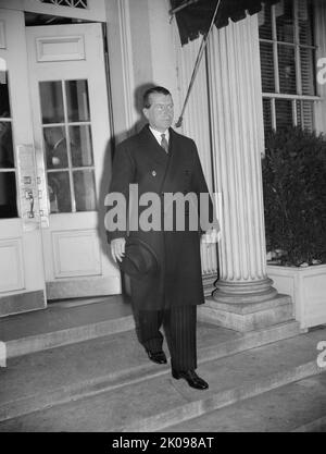 Jerzy Potocki, ambassadeur du gouvernement de la Pologne défait, quitte la Maison Blanche. Le comte Jerzy Jozef Henryk Potocki (29 janvier 1889 - 10 septembre 1961) était un noble polonais, capitaine de la cavalerie et diplomate. Depuis 1933 au service diplomatique, il a été nommé ambassadeur en Italie, mais a refusé de prendre la commission pour protester contre le Pacte des quatre puissances. De 1933 à 1936, il a été ambassadeur à Ankara et de 1936 à 1940 à Washington. Banque D'Images