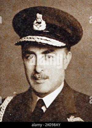 Maréchal en chef de l'air Sir James Milne Robb, GCB, KBE, DSO, DFC, AFC (26 janvier 1895 - 18 décembre 1968) était un commandant principal de la Royal Air Force. Après le début du service de la première Guerre mondiale avec les Northumberland Fusiliers, Robb rejoint le Royal Flying corps et devient un as volant crédité de sept victoires aériennes. Robb est devenu chef adjoint des opérations combinées sous Lord Louis Mountbatten en 1942. Robb est devenu commandant en chef des forces aériennes de Western Union en 1948. En 1951, il devient inspecteur général de la RAF. Banque D'Images