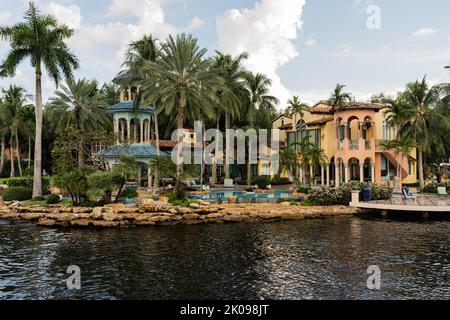 Fort Lauderdale, Miami, Floride - 9 septembre 2022 : paysage avec manoir au bord de l'eau, palmiers et chenal Banque D'Images