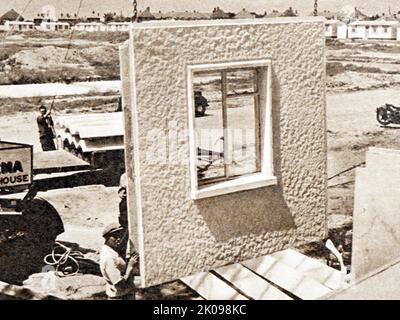 Des unités de béton sont érigées pour de nouvelles maisons en béton semi-détachées préfabriquées. Les Prefabs (maisons préfabriquées) ont constitué une partie importante du plan de livraison visant à remédier à la pénurie de logements au Royaume-Uni après la Seconde Guerre mondiale. Ils ont été envisagés par le premier ministre de la guerre, Winston Churchill, en mars 1944, et ils ont été énoncés légalement dans la Loi de 1944 sur le logement (logement temporaire). Banque D'Images