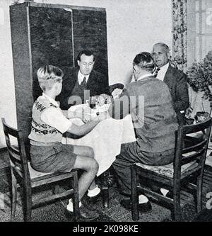 Famille de réfugiés dans leur foyer à l'ancien camp de concentration de Dachau. Réfugiés dans l'ancien camp de concentration de Dachau. Dachau était un camp de concentration nazi ouvert le 22 mars 1933, qui était initialement destiné à détenir des prisonniers politiques. Il est situé au nord-ouest de Munich dans l'État de Bavière, dans le sud de l'Allemagne. Dans les années d'après-guerre, l'installation de Dachau a servi à maintenir les soldats SS en attente de jugement. Après 1948, elle détenait des Allemands ethniques qui avaient été expulsés d'Europe de l'est et qui attendaient leur réinstallation, et qui étaient également utilisés pendant un temps comme base militaire des États-Unis pendant l'occupation. JE Banque D'Images