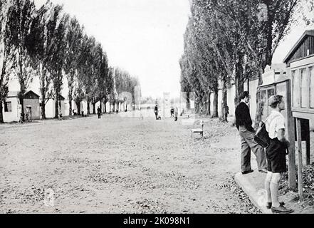 L'ancien camp de concentration de Dachau est utilisé pour accueillir les réfugiés. Réfugiés dans l'ancien camp de concentration de Dachau. Dachau était un camp de concentration nazi ouvert le 22 mars 1933, qui était initialement destiné à détenir des prisonniers politiques. Il est situé au nord-ouest de Munich dans l'État de Bavière, dans le sud de l'Allemagne. Dans les années d'après-guerre, l'installation de Dachau a servi à maintenir les soldats SS en attente de jugement. Après 1948, elle détenait des Allemands ethniques qui avaient été expulsés d'Europe de l'est et qui attendaient leur réinstallation, et qui étaient également utilisés pendant un temps comme base militaire des États-Unis pendant l'occupation. JE Banque D'Images