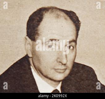 John Strachey était un politicien et écrivain britannique du parti travailliste. Evelyn John St Loe Strachey (21 octobre 1901 - 15 juillet 1963) est un homme politique et écrivain du parti travailliste britannique. Journaliste de profession, Strachey a été élu au Parlement en 1929. Il était d'abord disciple d'Oswald Mosley, et, estimant que le deuxième gouvernement travailliste ne faisait pas assez pour lutter contre le chômage, s'est joint à Mosley en créant le Nouveau Parti en 1931. Il a de nouveau été élu député travailliste au Parlement en 1945 et a occupé le poste de ministre de l'alimentation et de secrétaire d'État à la guerre, sous la direction de Clement Attlee Banque D'Images