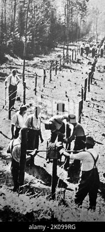 Soldats allemands travaillant sur la ligne Siegfried. La ligne Siegfried était une ligne défensive allemande construite en 1930s en face de la ligne Maginot française. Il s'étendait à plus de 630 km de Kleve à la frontière avec les pays-Bas, le long de la frontière occidentale de l'ancien empire allemand, jusqu'à la ville de Weil am Rhein à la frontière avec la Suisse - et comportait plus de 18 000 bunkers, tunnels et pièges à chars. De septembre 1944 à mars 1945, la ligne Siegfried a fait l'objet d'une offensive à grande échelle des alliés. Banque D'Images