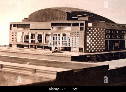 Modèle de la nouvelle salle de concert Southbank. Le Royal Festival Hall est un lieu de concert, de danse et de conférences de 2 700 places au Southbank Centre à Londres. Il est situé sur la rive sud de la Tamise, non loin du pont Hungerford, dans le quartier londonien de Lambeth. C'est un bâtiment classé de classe I. La salle a été construite dans le cadre du Festival of Britain pour le Conseil du comté de Londres et a été officiellement ouverte le 3 mai 1951. Banque D'Images