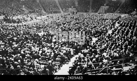 Winston Churchill s'adresse à la Conférence conservatrice à Earl's court, à Londres. Sir Winston Leonard Spencer Churchill, KG, OM, CH, TD, DL, FRS, RA (30 novembre 1874 - 24 janvier 1965) était un homme d'État britannique qui a été Premier ministre du Royaume-Uni de 1940 à 1945, pendant la Seconde Guerre mondiale, et de 1951 à 1955. Mieux connu pour ses qualités de Premier ministre en temps de guerre, Churchill était également un soldat diplômé de Sandhurst, un écrivain et historien lauréat du prix Nobel, un peintre prolifique et l'un des politiciens les plus longtemps en service dans l'histoire britannique. Banque D'Images