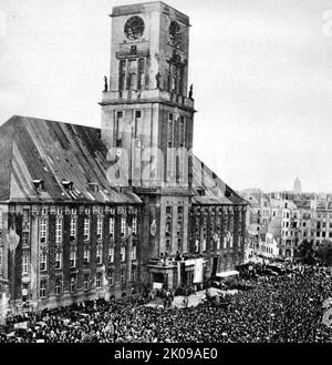 Réunion dans le secteur américain de Berlin à l'hôtel de ville de Schoeneberg, pour dénicher le nouveau gouvernement d'Allemagne de l'est parrainé par la Russie. Banque D'Images