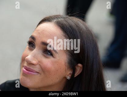 Windsor, Berkshire, Royaume-Uni. 10th septembre 2022. Le duc et la duchesse de Cambridge, aujourd'hui connus sous le nom de prince et princesse de Galles, ainsi que le duc et la duchesse de Sussex, sont venus observer les fleurs sur la longue promenade cet après-midi devant les portes du château de Windsor. Ils ont serré la main avec beaucoup dans la foule qui étaient ravis des voir. Crédit : Maureen McLean/Alay Live News Banque D'Images