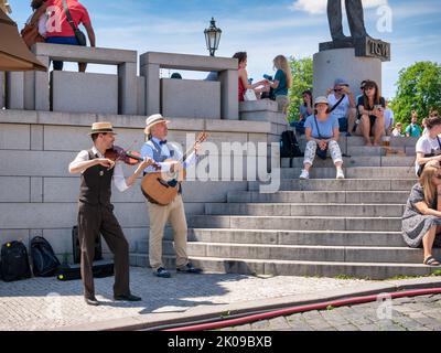 Prague, République Tchèque - juin 2022 : des artistes de rue jouaient de la guitare et du violon pour les touristes sur la place Hradcany, Prague Banque D'Images