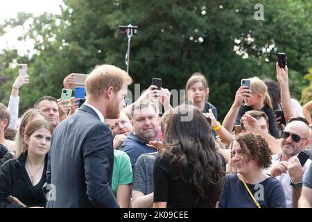 Windsor, Berkshire, Royaume-Uni. 10th septembre 2022. Le duc et la duchesse de Cambridge, aujourd'hui connus sous le nom de prince et princesse de Galles, ainsi que le duc et la duchesse de Sussex, sont venus observer les fleurs sur la longue promenade cet après-midi devant les portes du château de Windsor. Ils ont serré la main avec beaucoup dans la foule qui étaient ravis des voir. Crédit : Maureen McLean/Alay Live News Banque D'Images