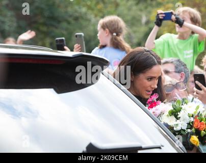 Windsor, Berkshire, Royaume-Uni. 10th septembre 2022. Le duc et la duchesse de Cambridge, aujourd'hui connus sous le nom de prince et princesse de Galles, ainsi que le duc et la duchesse de Sussex, sont venus observer les fleurs sur la longue promenade cet après-midi devant les portes du château de Windsor. Ils ont serré la main avec beaucoup dans la foule qui étaient ravis des voir. Crédit : Maureen McLean/Alay Live News Banque D'Images