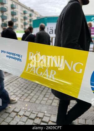 Stockholm, Suède - septembre 10 2022 : signez en suédois avec les informations indiquant que le vote a lieu. En arrière-plan, les personnes en file d'attente vers le bureau de vote Banque D'Images