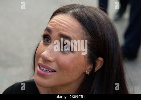 Windsor, Berkshire, Royaume-Uni. 10th septembre 2022. Le duc et la duchesse de Cambridge, aujourd'hui connus sous le nom de prince et princesse de Galles, ainsi que le duc et la duchesse de Sussex, sont venus observer les fleurs sur la longue promenade cet après-midi devant les portes du château de Windsor. Ils ont serré la main avec beaucoup dans la foule qui étaient ravis des voir. Crédit : Maureen McLean/Alay Live News Banque D'Images