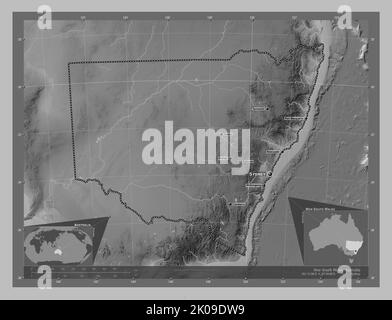 Nouvelle-Galles du Sud, État de l'Australie. Carte d'altitude en niveaux de gris avec lacs et rivières. Lieux et noms des principales villes de la région. Auxiliaire d'angle Banque D'Images