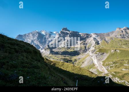 Via alpina Trail suisse. Vue du matin sur la gamme bernoise. Attraction touristique populaire. Emplacement place Alpes suisses, vallée de Grindelwald, Europe. Banque D'Images