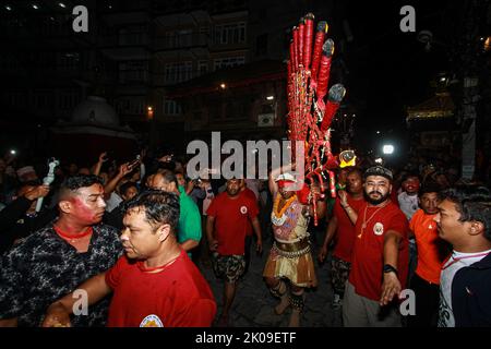 Thimi, Bhaktpaur, Bagmati, Népal. 10th septembre 2022. Birendra Bhakta Gaju Shrestha exécute un rituel après avoir percé sa langue pour le temps de théseconde dans sa vie, pendant le Festival annuel de perçage de langue à l'occasion de l'Indrajatra au village de Diguli de Madhyapurthimi, Bhaktapur samedi. (Image de crédit : © Amit Machamasi/ZUMA Press Wire) Banque D'Images