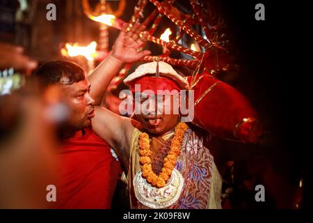 Thimi, Bhaktpaur, Bagmati, Népal. 10th septembre 2022. Birendra Bhakta Gaju Shrestha exécute un rituel après avoir percé sa langue pour le temps de théseconde dans sa vie, pendant le Festival annuel de perçage de langue à l'occasion de l'Indrajatra au village de Diguli de Madhyapurthimi, Bhaktapur samedi. (Image de crédit : © Amit Machamasi/ZUMA Press Wire) Banque D'Images