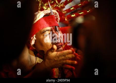 Thimi, Bhaktpaur, Bagmati, Népal. 10th septembre 2022. Birendra Bhakta Gaju Shrestha pigue sa langue pour la deuxième fois de sa vie, lors du festival annuel du perçage de langue à l'occasion de l'Indrajatra au village de Diguli de Madhyapurthimi, Bhaktapur, samedi. (Image de crédit : © Amit Machamasi/ZUMA Press Wire) Banque D'Images