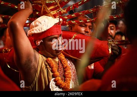 Thimi, Bhaktpaur, Bagmati, Népal. 10th septembre 2022. Birendra Bhakta Gaju Shrestha exécute un rituel après avoir percé sa langue pour le temps de théseconde dans sa vie, pendant le Festival annuel de perçage de langue à l'occasion de l'Indrajatra au village de Diguli de Madhyapurthimi, Bhaktapur samedi. (Image de crédit : © Amit Machamasi/ZUMA Press Wire) Banque D'Images