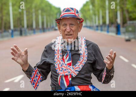 Londres Royaume-Uni 10th septembre 2022 - un fan royal se réunit pour l'arrivée du roi Charles III à Buckingham Palace, Londres, après la mort de la reine Elizabeth II jeudi. Photo Horst A. Friedrichs Alamy Live News Banque D'Images