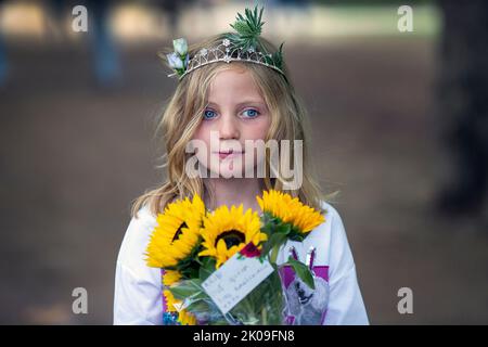 Londres Royaume-Uni 10th septembre 2022 - Une jeune fille, Amelia-Rose, apporte des fleurs avec le message , RIP notre Reine - les amateurs se rassemblent au Palais de Buckingham plaçant des fleurs et en payant leur respect - Reine Elizabeth la deuxième est décédée hier dans son année de Platinum Jubillee au Château de Balmoral. Photo Horst A. Friedrichs Alamy Live News Banque D'Images