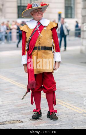 Un Pikemen de l'honorable Artillerie Company se tient à l'extérieur de l'échange royal dans la ville de Londres, après la lecture de la Proclamation d'accession du roi Charles III à la date de la photo: Samedi 10 septembre 2022:photo Horst A. Friedrichs Alamy Live News Banque D'Images