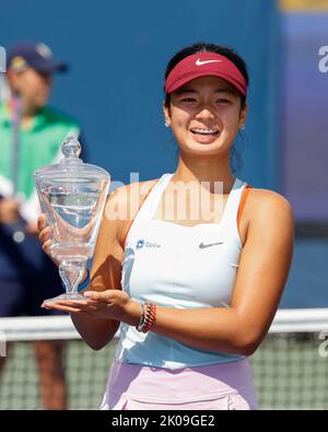 New York, États-Unis, 10th septembre 2022. Alexandra Eala, championne junior des Philippines, a remporté le trophée du tournoi US Open au Billie Jean King National tennis Centre le samedi 10 septembre 2022. © Juergen Hasenkopf / Alamy Live News Banque D'Images