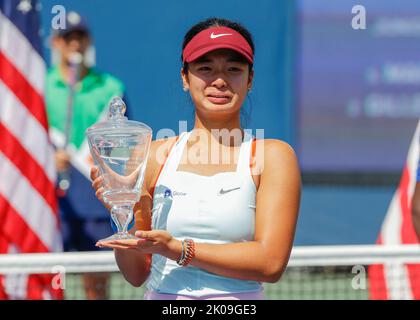 New York, États-Unis, 10th septembre 2022. Alexandra Eala, championne junior des Philippines, a remporté le trophée du tournoi US Open au Billie Jean King National tennis Centre le samedi 10 septembre 2022. © Juergen Hasenkopf / Alamy Live News Banque D'Images