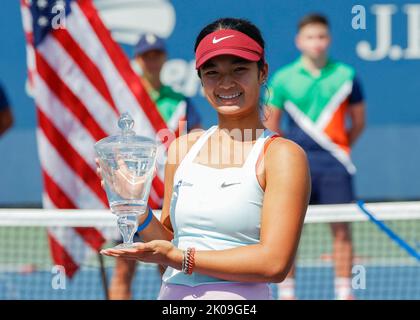 New York, États-Unis, 10th septembre 2022. Alexandra Eala, championne junior des Philippines, a remporté le trophée du tournoi US Open au Billie Jean King National tennis Centre le samedi 10 septembre 2022. © Juergen Hasenkopf / Alamy Live News Banque D'Images