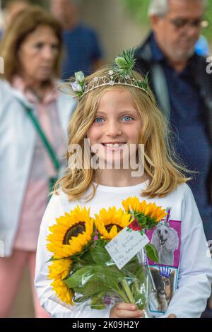 Londres Royaume-Uni 10th septembre 2022 - Une jeune fille, Amelia-Rose, apporte des fleurs avec le message , RIP notre Reine - les amateurs se rassemblent au Palais de Buckingham plaçant des fleurs et en payant leur respect - Reine Elizabeth la deuxième est décédée hier dans son année de Platinum Jubillee au Château de Balmoral. Photo Horst A. Friedrichs Alamy Live News Banque D'Images