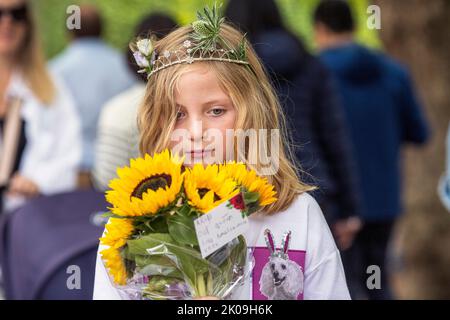 Londres Royaume-Uni 10th septembre 2022 - Une jeune fille, Amelia-Rose, apporte des fleurs avec le message , RIP notre Reine - les amateurs se rassemblent au Palais de Buckingham plaçant des fleurs et en payant leur respect - Reine Elizabeth la deuxième est décédée hier dans son année de Platinum Jubillee au Château de Balmoral. Photo Horst A. Friedrichs Alamy Live News Banque D'Images