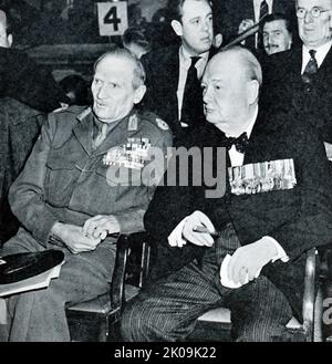 Le maréchal Montgomery et Winston Churchill à la Réunion d'Alamein. Maréchal Bernard Law Montgomery, 1st vicomte Montgomery d'Alamein, KG, GCB, DSO, PC, DL (17 novembre 1887 - 24 mars 1976), surnommé « Monty » et « le général Spartan », était un officier supérieur de l'armée britannique qui a servi pendant la première Guerre mondiale, la Guerre d'indépendance irlandaise et la Seconde Guerre mondiale. Sir Winston Leonard Spencer Churchill, KG, OM, CH, TD, DL, FRS, RA (30 novembre 1874 - 24 janvier 1965) était un homme d'État britannique qui a servi comme Premier ministre du Royaume-Uni de 1940 à 1945, pendant la Seconde Guerre mondiale, a Banque D'Images