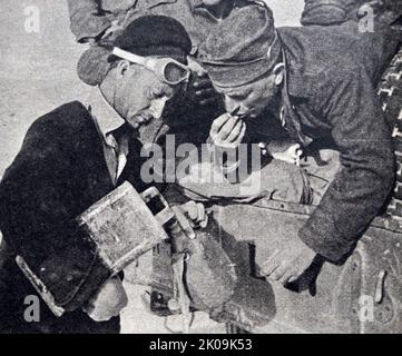 Prisonniers italiens pendant la bataille d'Égypte. L'Égypte a été un champ de bataille majeur dans la campagne nord-africaine pendant la Seconde Guerre mondiale, étant le lieu des première et deuxième batailles d'El Alamein. Banque D'Images