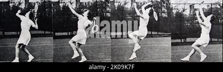 Jean Nicoll, joueur de tennis, fait la démonstration d'une smash. Séquence photo du trait d'une smash au tennis. Banque D'Images