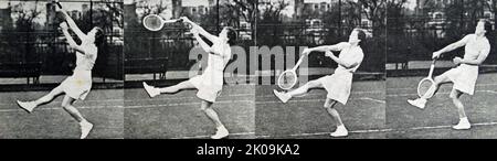 Jean Nicoll, joueur de tennis, fait la démonstration d'une smash. Séquence photo du trait d'une smash au tennis. Banque D'Images