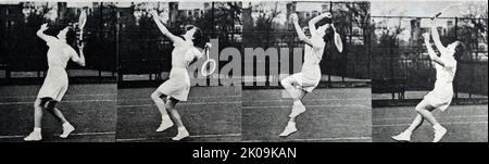 Jean Nicoll, joueur de tennis, fait la démonstration d'une smash. Séquence photo du trait d'une smash au tennis. Banque D'Images