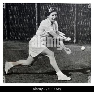 Jean Nicoll, joueur de tennis, fait une démonstration de conduite à main levée. Séquence photo du tracé d'une conduite à main levée en tennis. Banque D'Images