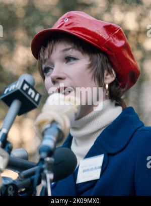 Shirley MacLaine (née Shirley MacLean Beaty, 24 avril 1934) actrice américaine, chanteuse, auteur, activiste, et ancien danseur. Dans une carrière qui s'étend sur sept décennies, elle est connue pour ses représentations de femmes excentriques, fortes et excentriques. MacLaine a reçu de nombreuses distinctions, dont un Academy Award, deux British Academy film Awards, six Golden Globe Awards et un Primetime Emmy Award. Banque D'Images