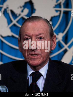 Kurt Josef Waldheim (1918 - 2007) était un politicien et diplomate autrichien. Waldheim a été le quatrième Secrétaire général de l'Organisation des Nations Unies de 1972 à 1981 et Président de l'Autriche de 1986 à 1992. Alors qu'il se rendit aux élections de 1986, la révélation de son service en Grèce et en Yougoslavie, en tant qu'officier des services de renseignement dans la Wehrmacht de l'Allemagne nazie pendant la Seconde Guerre mondiale, a soulevé la controverse internationale. Banque D'Images