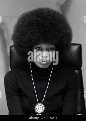 Angela Davis (née 26 janvier 1944) est une militante politique américaine, philosophe, universitaire, universitaire et auteure. Elle est professeure à l'Université de Californie, à Santa Cruz. Marxiste, Davis a longtemps été membre du Parti communiste des États-Unis (CPUSA) et est membre fondateur des Comités de correspondance pour la démocratie et le socialisme (CCDS). Elle est l'auteur de plus de dix livres sur la classe, le féminisme, la race et le système pénitentiaire américain. Banque D'Images